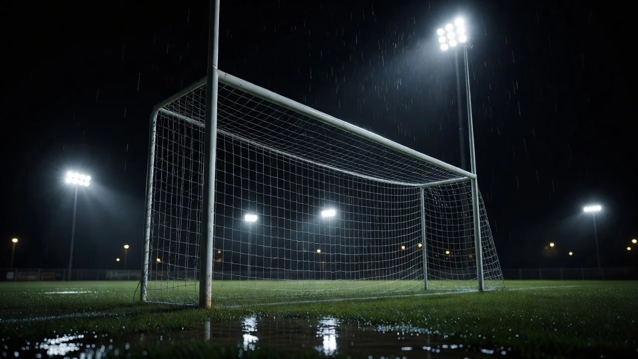 Trave de gol iluminada por refletores com rede em close